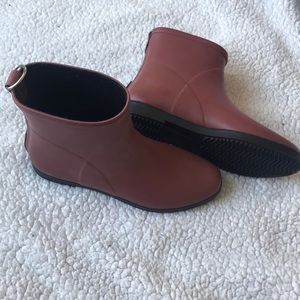 NWOT Alice + Whittles rubber rain boots